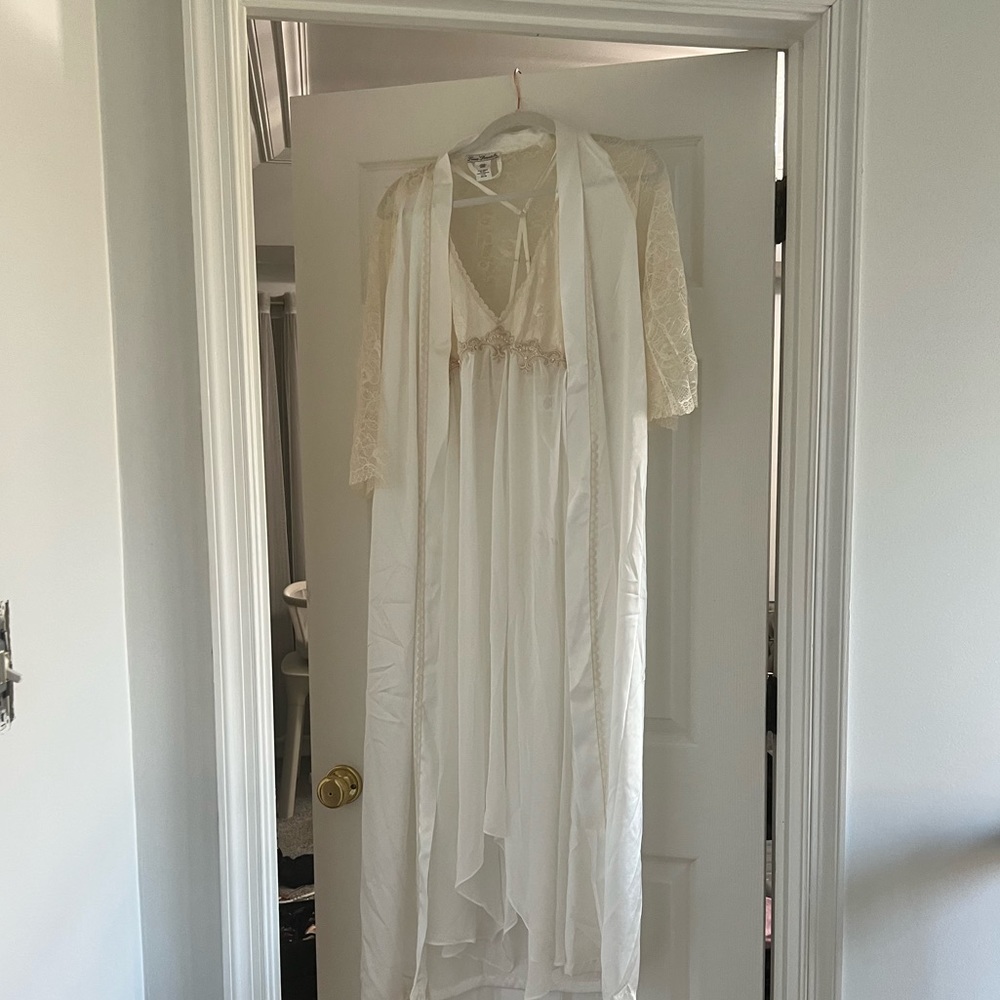 Linea Donatella Bridal set. Robe and gown